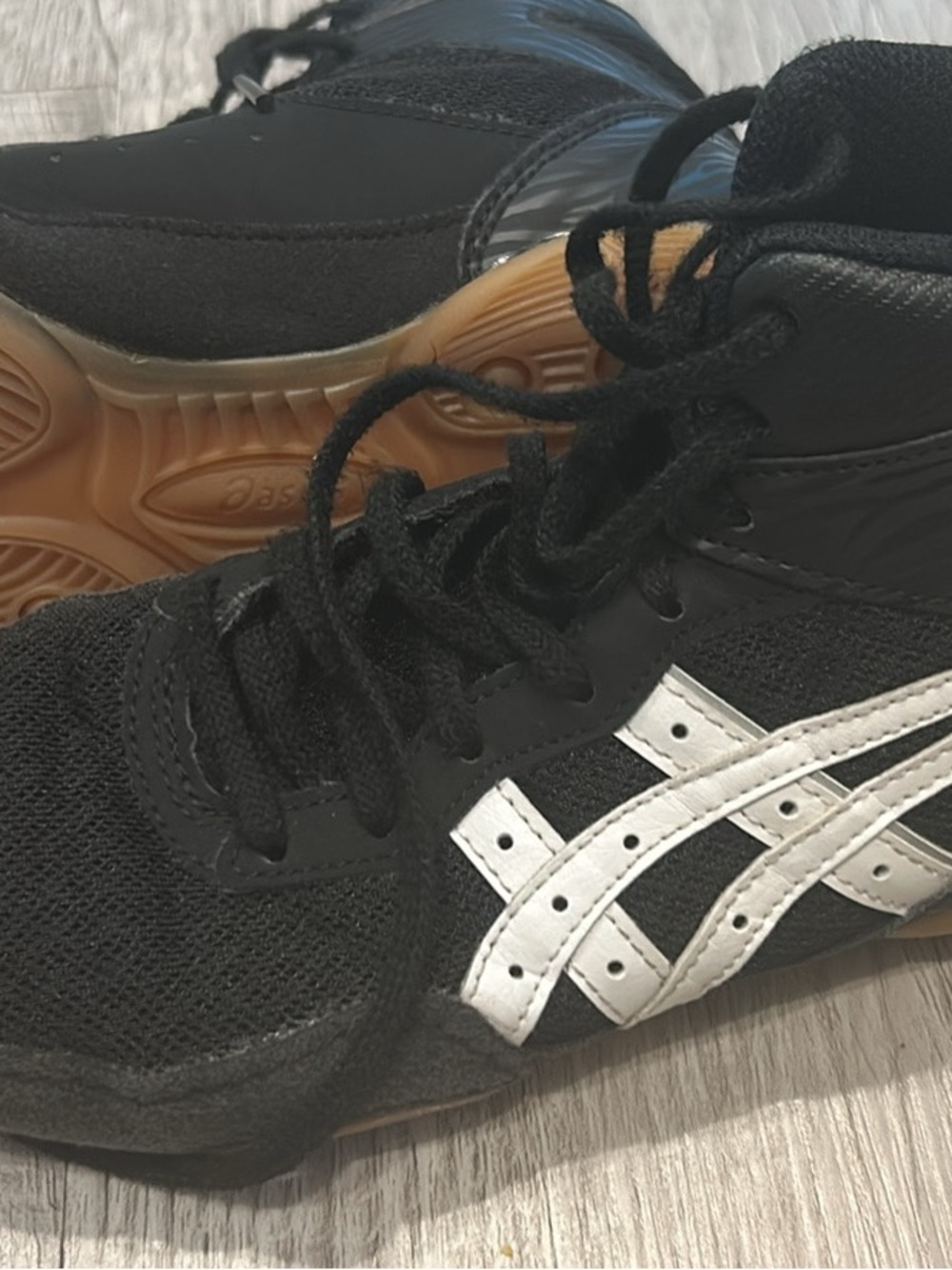 Asics Kids Black wrestling mSneakers with White Stripes and Gum Sole